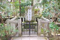 新島襄の墓碑